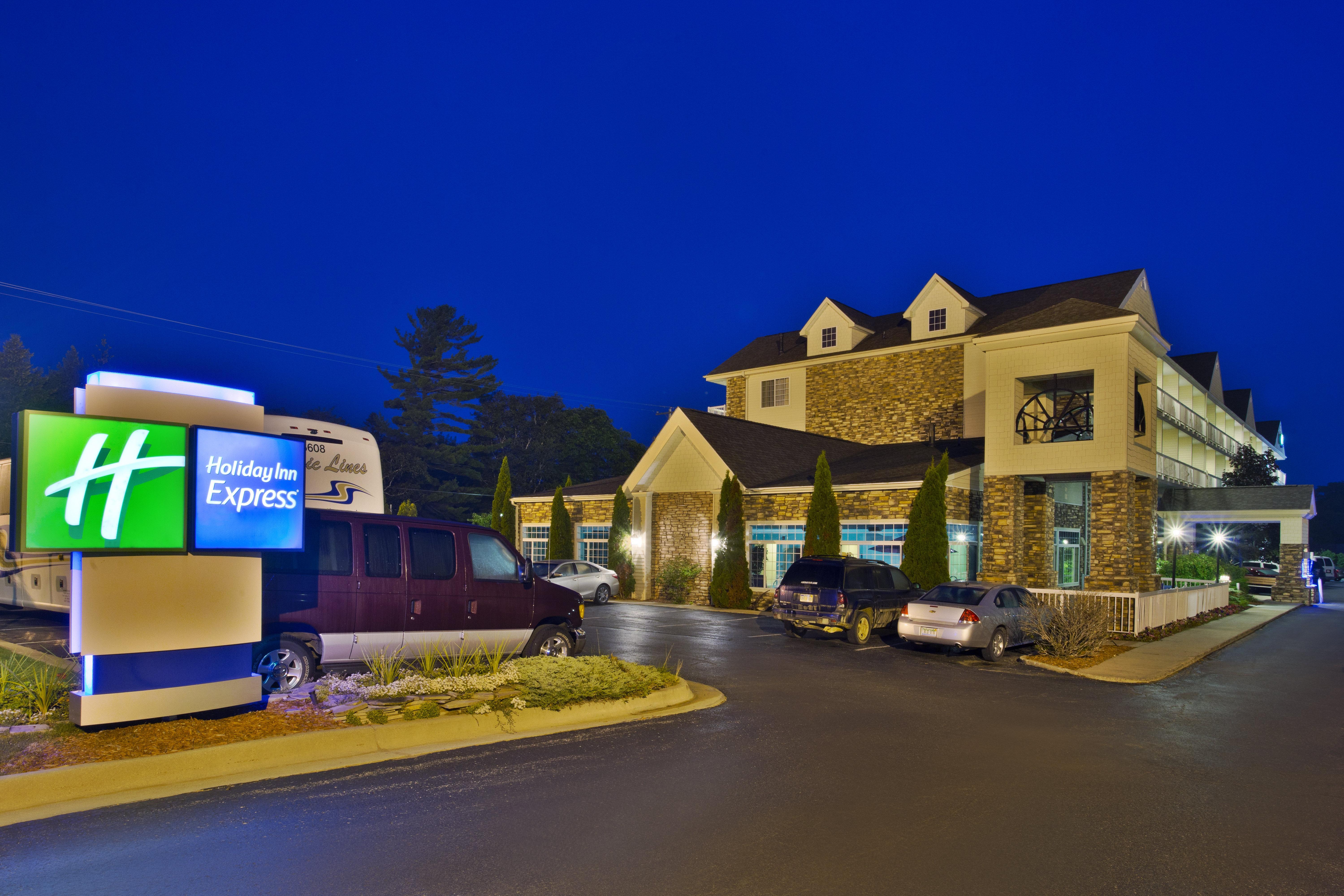 Holiday Inn Express Mackinaw City By Ihg Exterior photo
