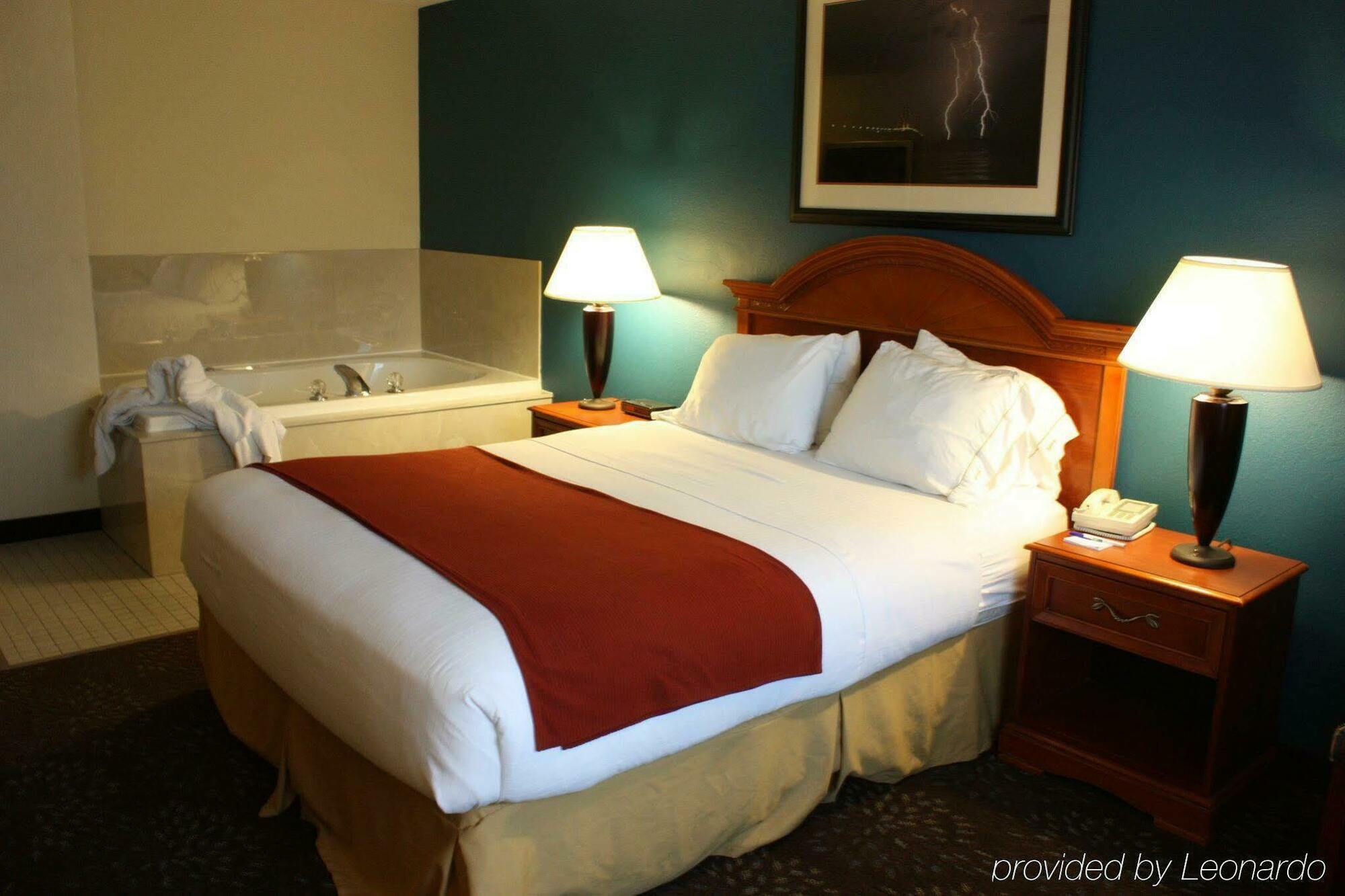 Holiday Inn Express Mackinaw City By Ihg Exterior photo
