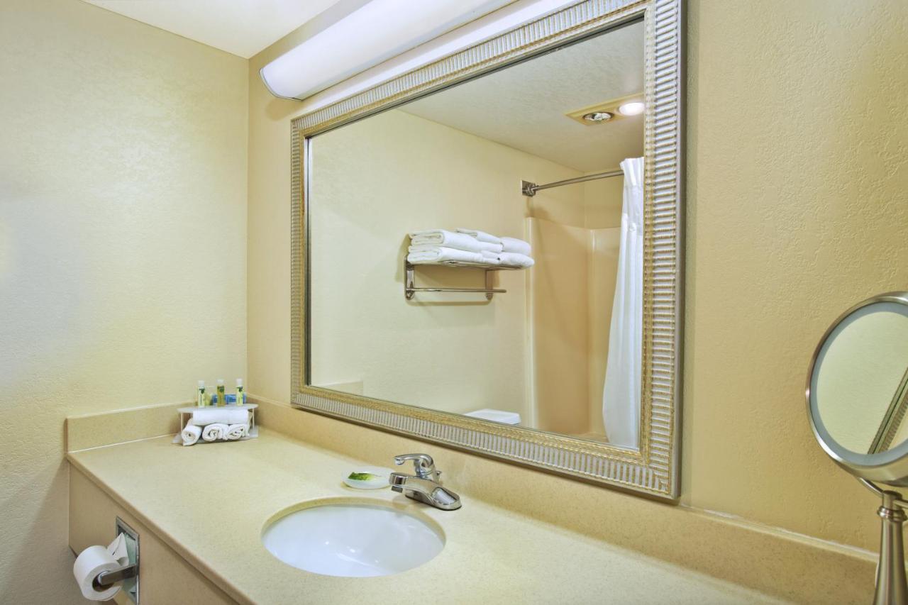 Holiday Inn Express Mackinaw City By Ihg Exterior photo