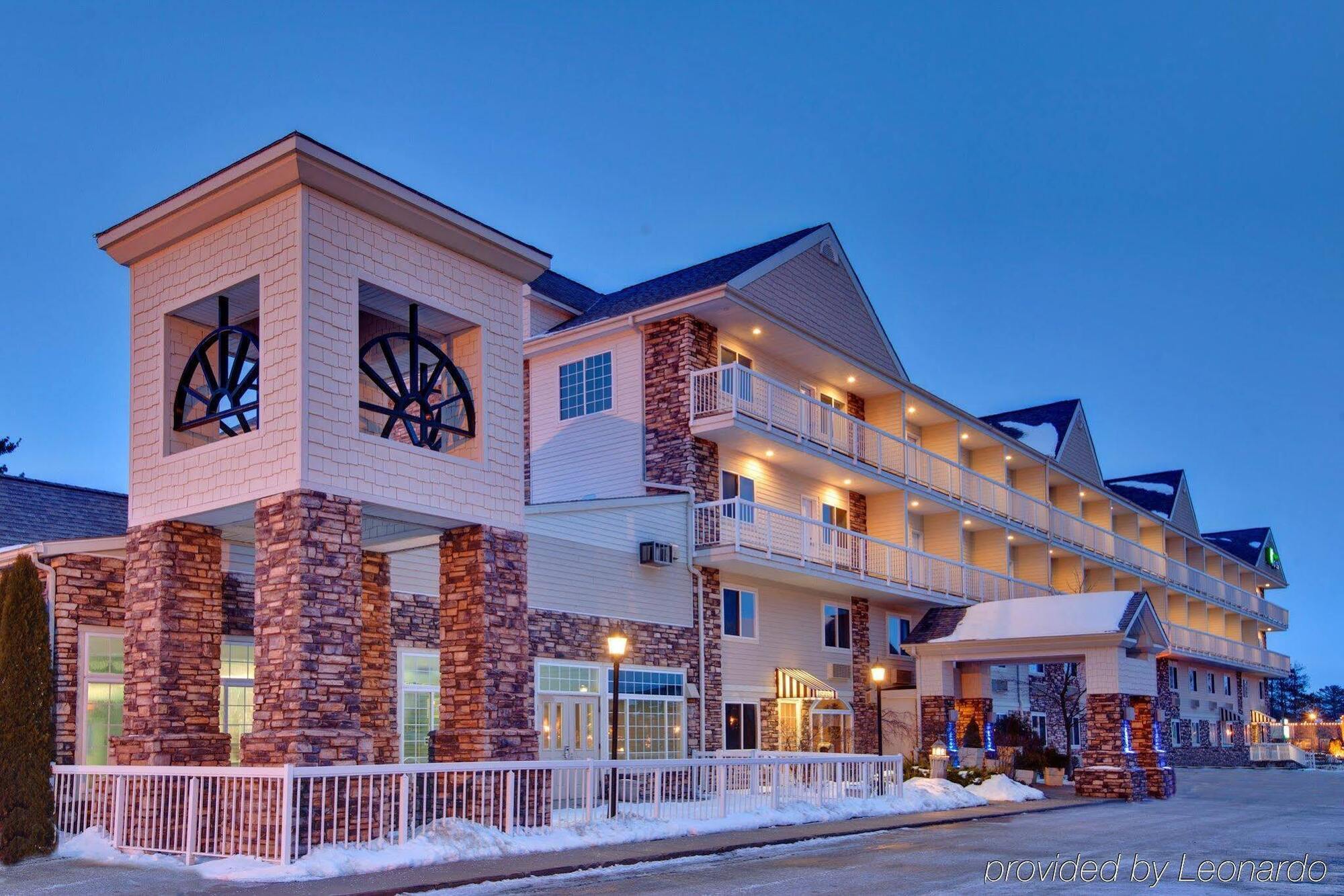 Holiday Inn Express Mackinaw City By Ihg Exterior photo